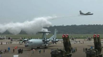 Самолёт-амфибия  AG600: На авиасалоне в Чжухае китайский конкурент российского Бе-200 показал сброс тонн воды перед смотровой площадкой
