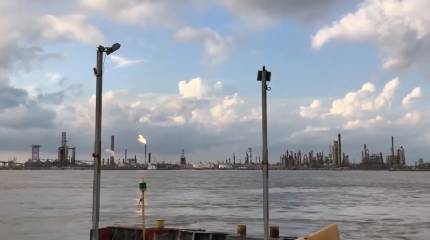 Мощный взрыв и пожар на НПЗ в США: дома дрожали, школы закрылись