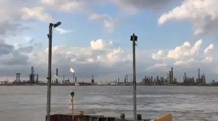 تسبب انفجار قوي وحريق في مصفاة نفط أمريكية في اهتزاز المنازل وإغلاق المدارس.