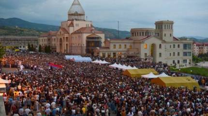 Участники митинга в поддержку Карабаха в Ереване прошли шествием к военному пантеону Ераблур