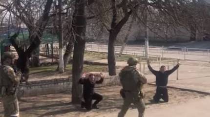 Появились кадры с задержанием российскими военными украинской диверсионной группы в Херсоне