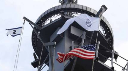 Буддийский флаг впервые поднят на борту американского военного корабля