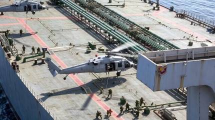 Показан захват десантом ВМС США второго иранского танкера в Индийском океане