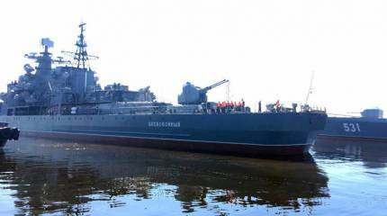 К месту «музейной» стоянки: эсминец «Беспокойный» отбуксирован в Кронштадт