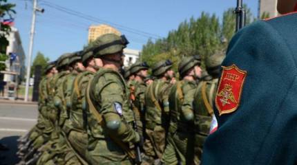 Военные парады в честь 75-летия Великой Победы завершились в Донецке и Луганске