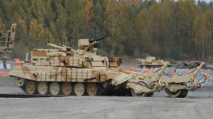 Опубликованы кадры прокладывания российской инженерной машиной прохода в минном поле под Авдеевкой