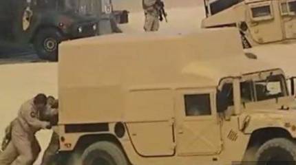 Американский офицер попытался объяснить застрявшие в португальском песке американские броневики частью плана учений Trident Juncture-2015