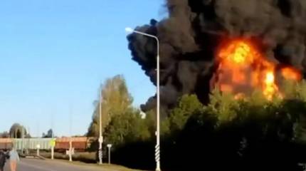 18 вагонов с ГСМ: в Смоленской области грузовик столкнулся с товарным поездом