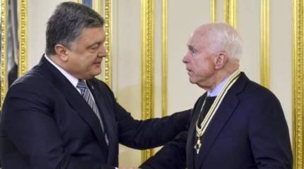 Маккейн получил орден Свободы из рук самого Порошенко