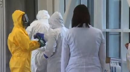 Жёлтый костюм лидера: от полёта на истребителе до инспекции клиники с заражёнными коронавирусом