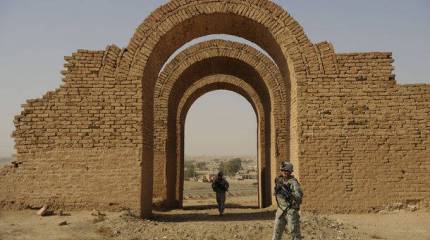 Бизнес по-американски: разбомбили, обокрали