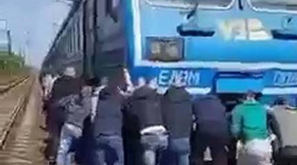 Под Киевом пассажиры вручную толкали электропоезд из-за отсутствия электричества на линии