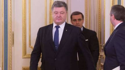 Порошенко приказал «усилить военные возможности» на границе с Крымом и объявил, что на Крымском полуострове российских граждан нет