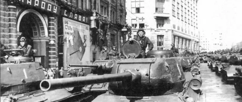 80 лет первому параду Кантемировской дивизии