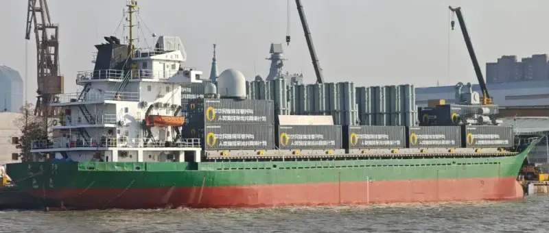 Это просто мирный трубовоз!