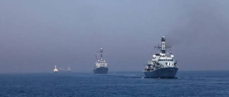 А кто это там, за спиной амбала с дубиной?