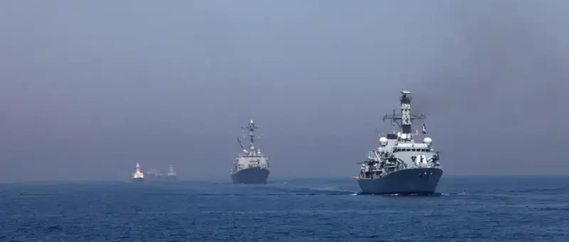 А кто это там, за спиной амбала с дубиной?