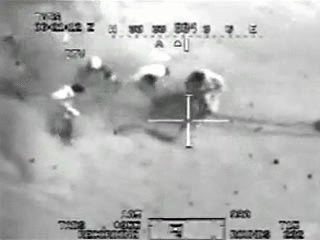 वीडियो, एक अमेरिकी वायु सेना के हेलीकॉप्टर ने बगदाद के निवासियों पर बमबारी की