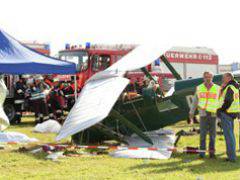 在德国的一个航空展上，一架双翼飞机坠毁在人群中