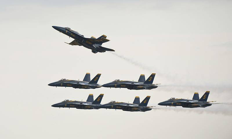Группа боевых самолетов. Blue Angels пилотажная группа. F-18 пилотажные группы. Голубые ангелы пилотажная группа. Группа f18.