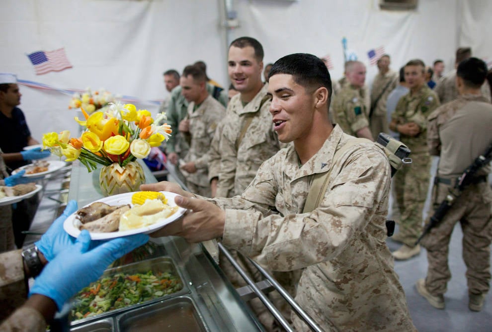 Какие войска есть в сша. Военнослужащий за столом. Обед в американской армии. Американские морпехи в Афганистане. Праздничный солдатский обед.