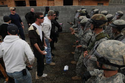 Militares dos EUA praticando ação em caso de colapso da economia