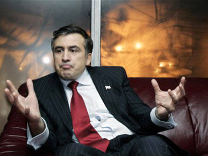 사 카슈 빌리 (Saakashvili)는 러시아가 시위를 조직했다고 비난했다.