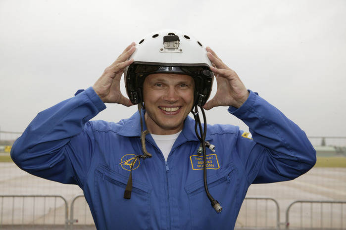 Medvedev a remis l'étoile du héros de la Fédération de Russie au pilote d'essai de la compagnie "Sukhoi", le colonel Sergei Bogdan