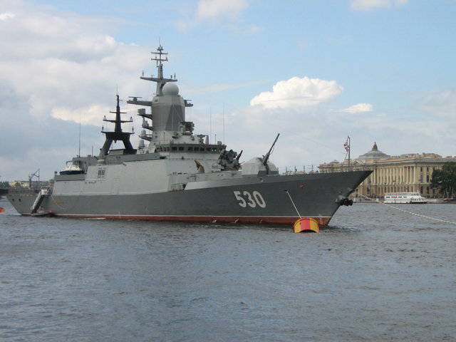Navires du futur au salon de la marine à Saint-Pétersbourg