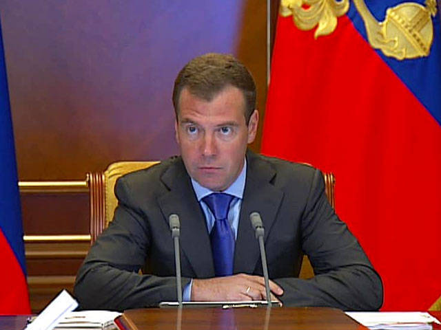 Medvedev, Serdyukov'u devlet savunma kararıyla ilgili bir rapor için üç gün sürdü