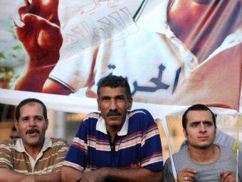 이집트는 혁명적 인 심연을 계속 빨고있다.