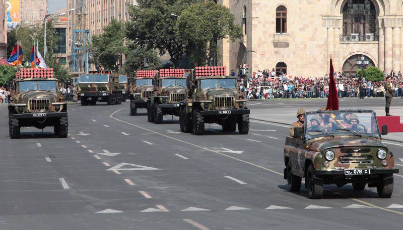 Парад в армении. Армянская армия парад. Военная техника Армении. Парад спецтехники.