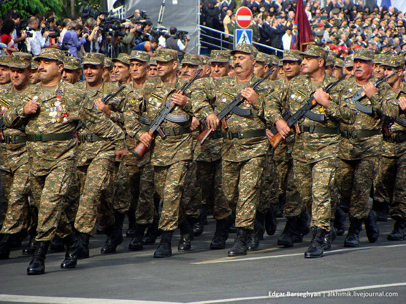 Милитари армения. Парад независимости Армении. Армянская Военная форма. Форма армии Армении. Военный парад в Армении.