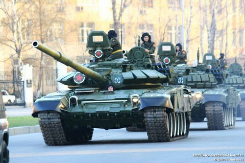 군대는 T-72를 구매하는 대신 T-90를 업그레이드하도록 선택합니다.