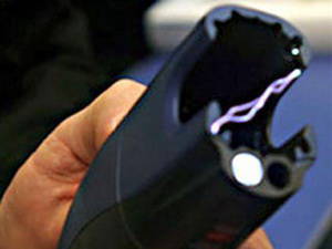 Электрошокер: средство самозащиты или бесполезный сувенир?