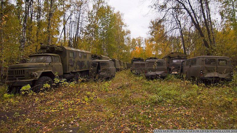 Военные машины в лесу