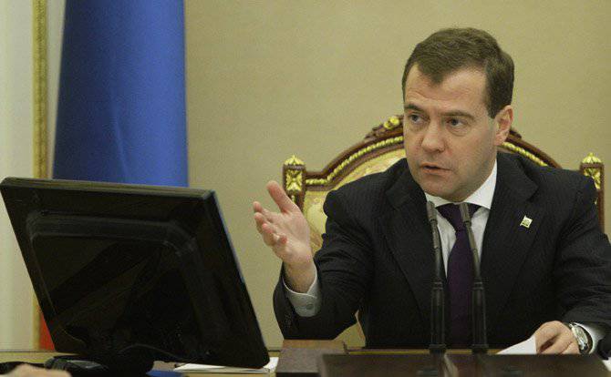 Медведев повысил денежное довольствие военных
