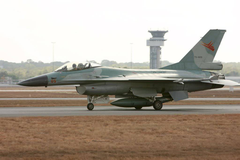 F-16 viendra au secours du combattant d'Indonésie Indonésie
