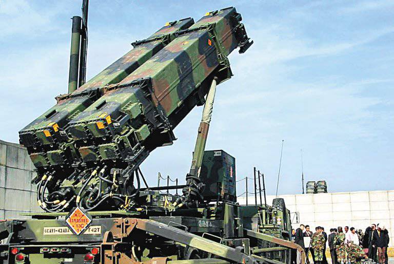 पैट्रियट मिसाइलों के उत्पादन के लिए, लॉकहीड को 1 बिलियन प्राप्त हुआ।
