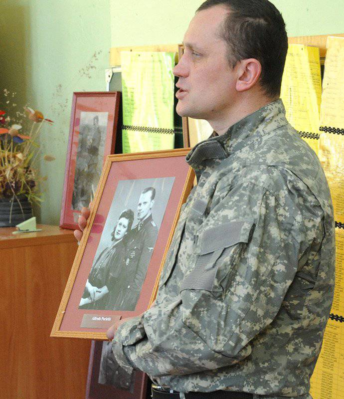 लातविया में देशभक्ति के पाठ में, उन्होंने एसएस सैनिकों के कारनामों के बारे में बात की।