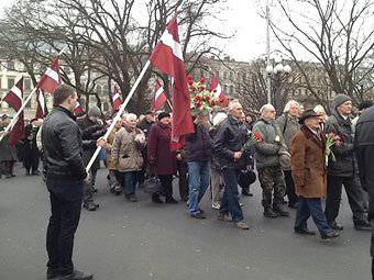 SS-Legionäre marschieren in Riga