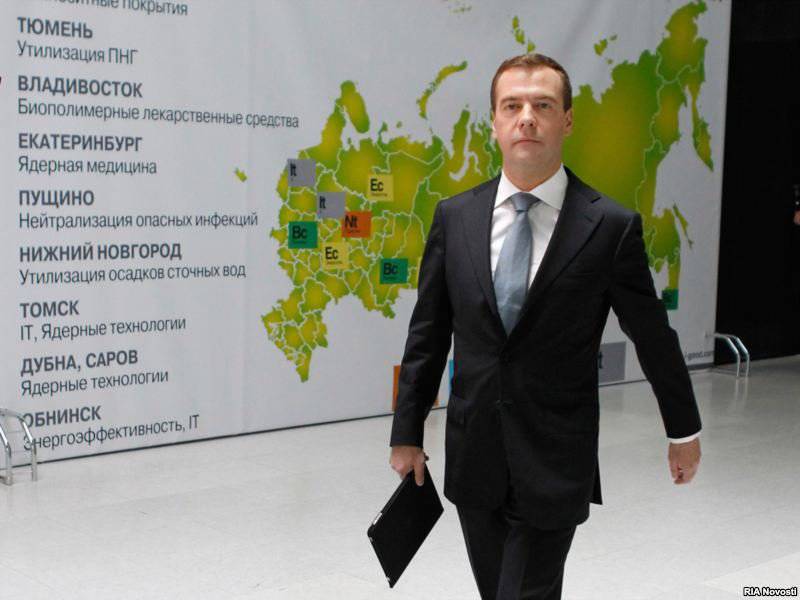 “Anak laki-laki kecil bermain balok, dan Medvedev bermain pedesaan”