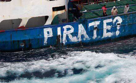 Иранские военные моряки отбили американский корабль у пиратов
