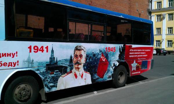 Un autobús con un retrato de Stalin lleva a los niños a los teatros de Moscú.