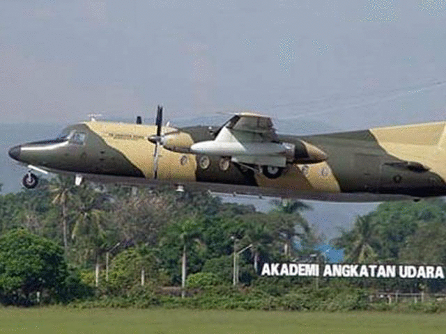 Indonesiska flygvapnets plan kraschar in i bostadsområdet i Jakarta