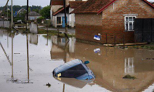 Como resultado de inundações no Território de Krasnodar, mais de 12 milhares de pessoas foram afetadas.