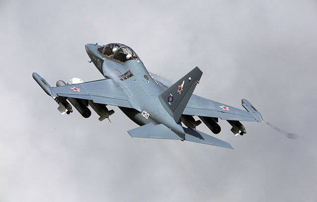 Российский Як-130 показал высший пилотаж в Фарнборо