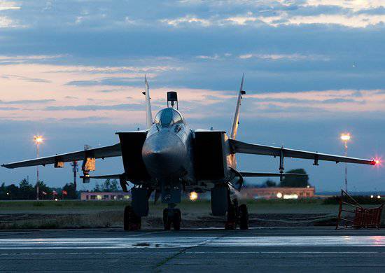 Durante l'esercizio, gli intercettori di combattenti del gruppo aereo Bolshoi Savino sono stati costretti a sbarcare un trasgressore condizionale dello spazio aereo della Russia