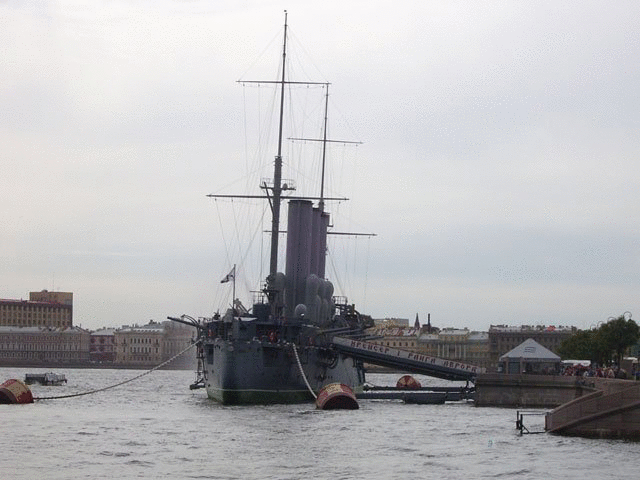 La Sankt Petersburg, s-au alarmat din cauza „rulării puternice” a legendarei Aurore. Armata a trebuit să explice