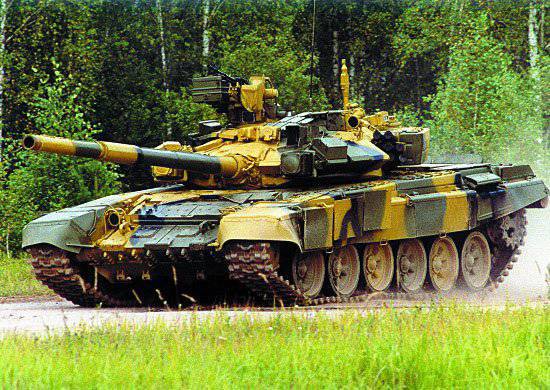 Tankers do mestre do Distrito Militar do Sul modernizado T-90A